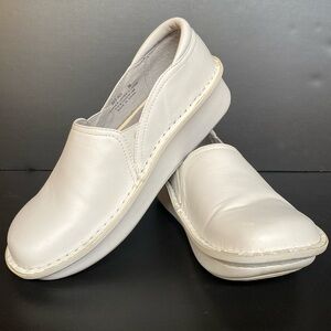 Algeria DEB-600 Debra Leather White Slip On Nursing Clogs Sz 36 6